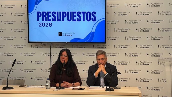 La alcaldesa de Huesca, Lorena Orduna, y el concejal de Hacienda, Ricardo Oliván.