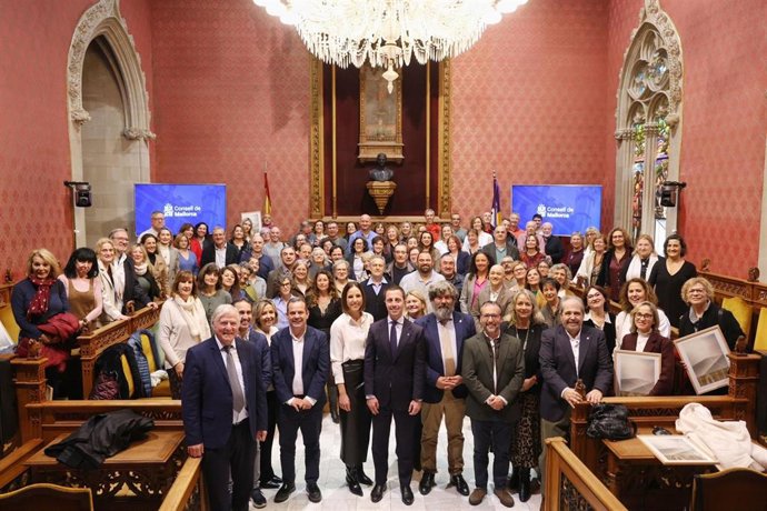 El Consell homenajea a los trabajadores jubilados en 2025 y a los que cumplen 25 años en la institución insular