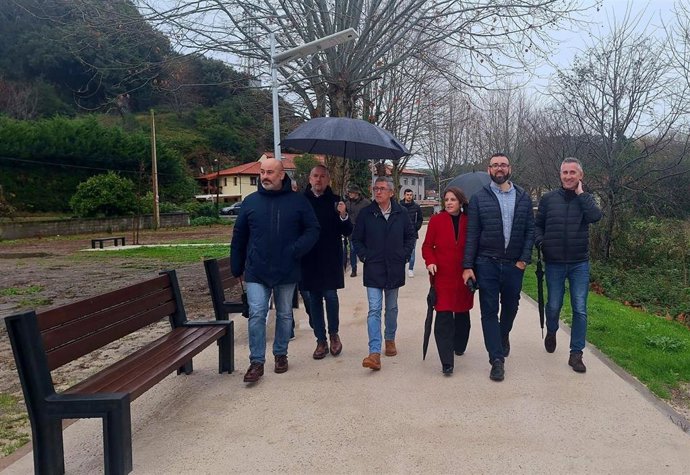 El secretario de estado de Medio Ambiente, Hugo Morán, visita  las actuaciones de restauración y recuperación ambiental de una zona degradada de la marisma del río Sella