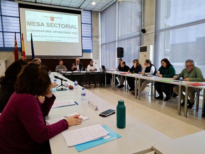 El consejero de Educación y Formación Profesional, Víctor Marín, preside la Mesa Sectorial de Educación en la que se han aprobado los nuevos modelos de exámenes prácticos de las oposiciones a docentes