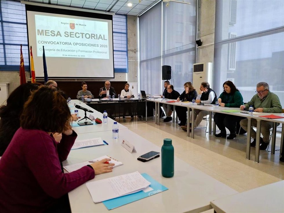 El consejero de Educación y Formación Profesional, Víctor Marín, preside la Mesa Sectorial de Educación en la que se han aprobado los nuevos modelos de exámenes prácticos de las oposiciones a docentes