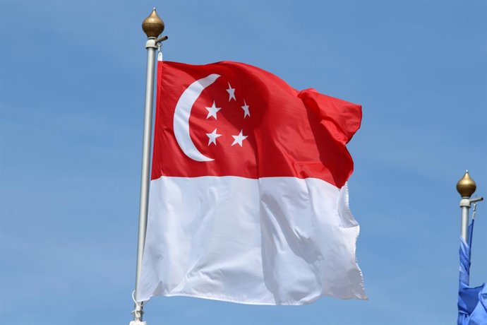 Archivo - Imagen de archivo de la bandera de Singapur.