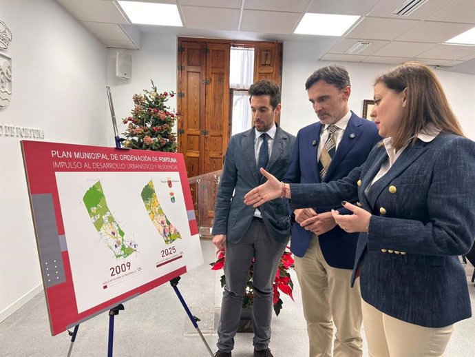 El consejero de Fomento e Infraestructuras, Jorge García Montoro, junto a la alcaldesa de Fortuna, Catalina Herrero, y el secretario general de la Consejería José Francisco Lajara