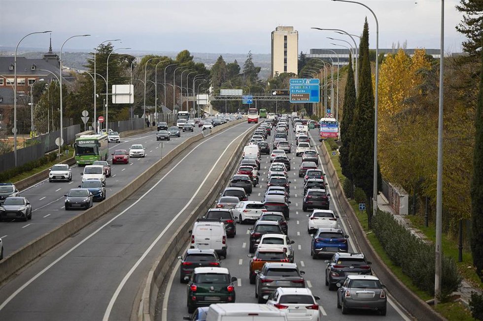 Tráfico durante la operación salida por el puente de la Constitución en la carretera A6, a 5 de diciembre de 2025, en Madrid (España). La Dirección General de Tráfico (DGT) pone en marcha este viernes, 5 de diciembre, a partir de las 15.00 horas, hasta 