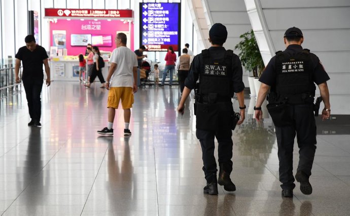 Archivo - Arquivo - 24 de julho de 2019, Taipei, Taiwan: Policiais caminham dentro do terminal de chegadas do Aeroporto Internacional de Taiwan Taoyuan, localizado no distrito de Dayuan, na cidade de Taoyuan. Taipei é a capital e um município especial de 