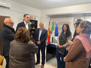 Manuel Fernández y Juan Latorre, a la izquierda, en la visita oficial a Villatorres.