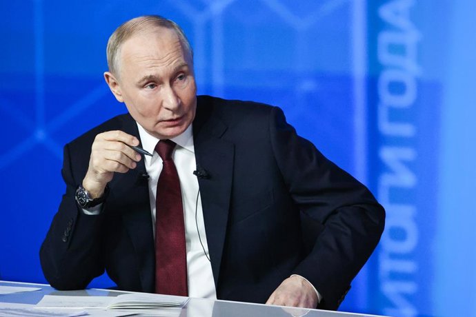 RÚSSIA, MOSCOU - 19 DE DEZEMBRO DE 2025: Vladimir Putin, Presidente da Rússia, realiza uma entrevista coletiva anual de fim de ano ao vivo e televisionada em Gostiny Dvor