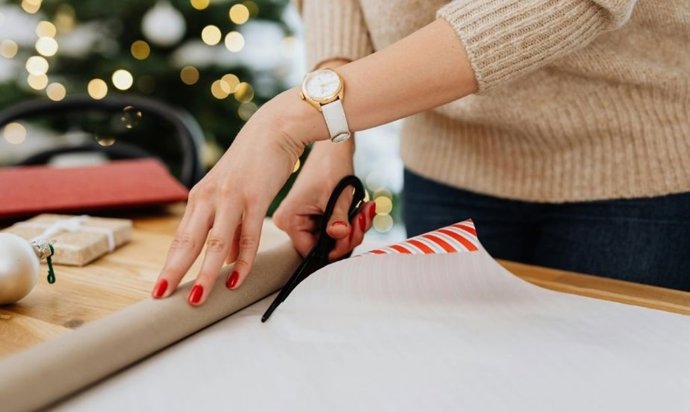 Nunca había pensado en esto: el truco con la tabla de planchar para envolver regalos sin pelearte con el papel