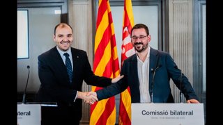 El conseller de la Presidencia de la Generalitat, Albert Dalmau, y el alcalde de Girona, Lluc Salellas, en una reunión de la bilateral Govern-Ayuntamiento, en Girona