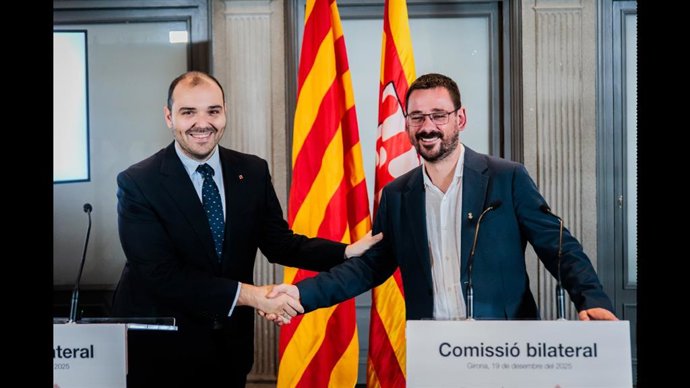 El conseller de la Presidencia de la Generalitat, Albert Dalmau, y el alcalde de Girona, Lluc Salellas, en una reunión de la bilateral Govern-Ayuntamiento, en Girona