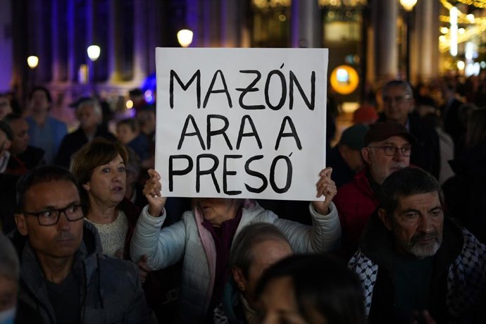 Imagen de la manifestación convocada bajo el lema 'Mazón a presò', a 29 de noviembre de 2025, en València. ARCHIVO.  