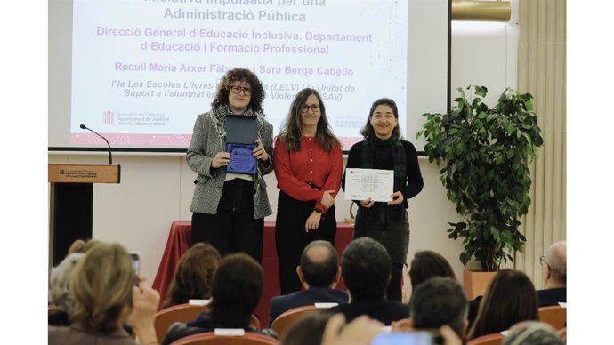 Momento de entrega del reconocimiento