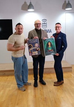 El mago Héctor Sansegundo (izda), el concejal de Cultura, Juan Carlos Monroy, y el mago Iván Asenjo