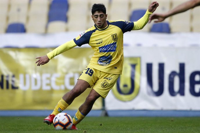 Futbol, Universidad de Concepcion vs Deportes Iquique Novena fecha, campeonato Nacional 2019 El jugador de Universidad de Concepcion Guido Vadala controla el balon durante el partido de primera division contra Deportes Iquique disputado en el estadio