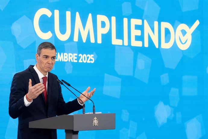 O Presidente do Governo, Pedro Sánchez, durante uma coletiva de imprensa no Palácio Moncloa, em 15 de dezembro de 2025, em Madri (Espanha). Sánchez fez um balanço do ano político e apresentou o relatório periódico de prestação de contas "C