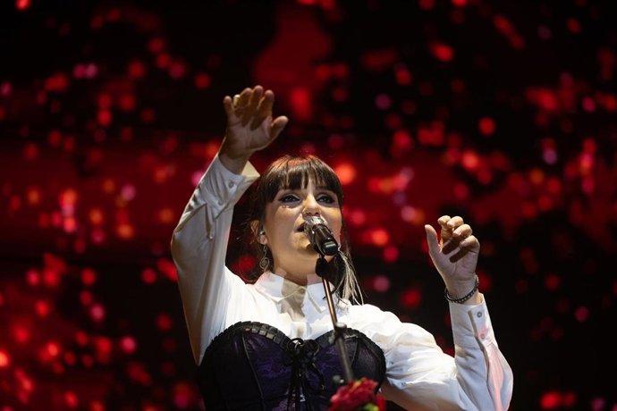 Archivo - La cantante Rozalén durante un concierto en las Noches del Botánico, en el Real Jardín Botánico Alfonso XIII, a 9 de junio de 2025, en Madrid (España).