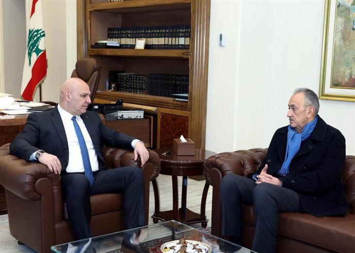 El presidente de Líbano, Joseph Aoun, y el jefe de la delegación negociadora libanesa, Simon Karam