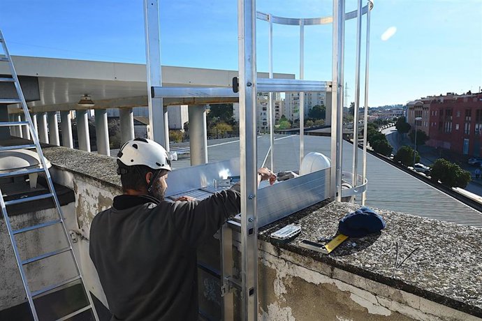 Operarios instalan placas solares en la Estación de Autobuses de Jerez de la Frontera (Cádiz)
