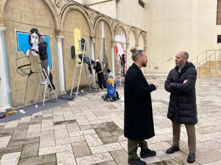 Edduardo Lucena (dcha.), durante la realización de las obras que ya acoge el nuevo Espacio Capitel.