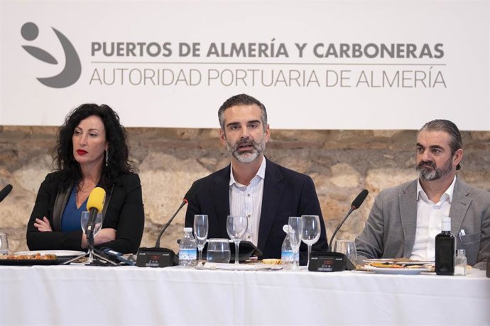 En el centro, el consejero andaluz de Agricultura, Pesca, Agua y Desarrollo Rural, Ramón Fernández-Pacheco.