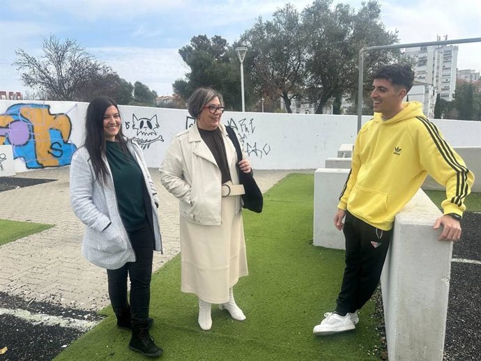 La concejal de Con Andalucía en el Ayuntamiento de Huelva, Mónica Rossi, en la zona del parkour.