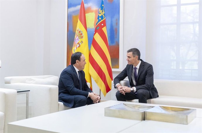 El presidente del Gobierno, Pedro Sánchez (d), y el presidente de la Generalitat Valenciana, Juanfran Pérez Llorca (i), durante una reunión, en el Palacio de La Moncloa