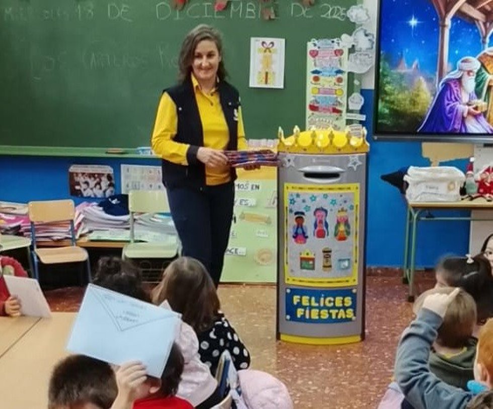 Correos recoge cartas para Papá Noel y los Reyes Magos en colegios y centros educativos de Andalucía.