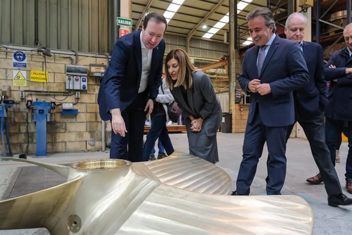La presidenta de Cantabria, María José Sáenz de Buruaga, visita la empresa JC Navalips.
