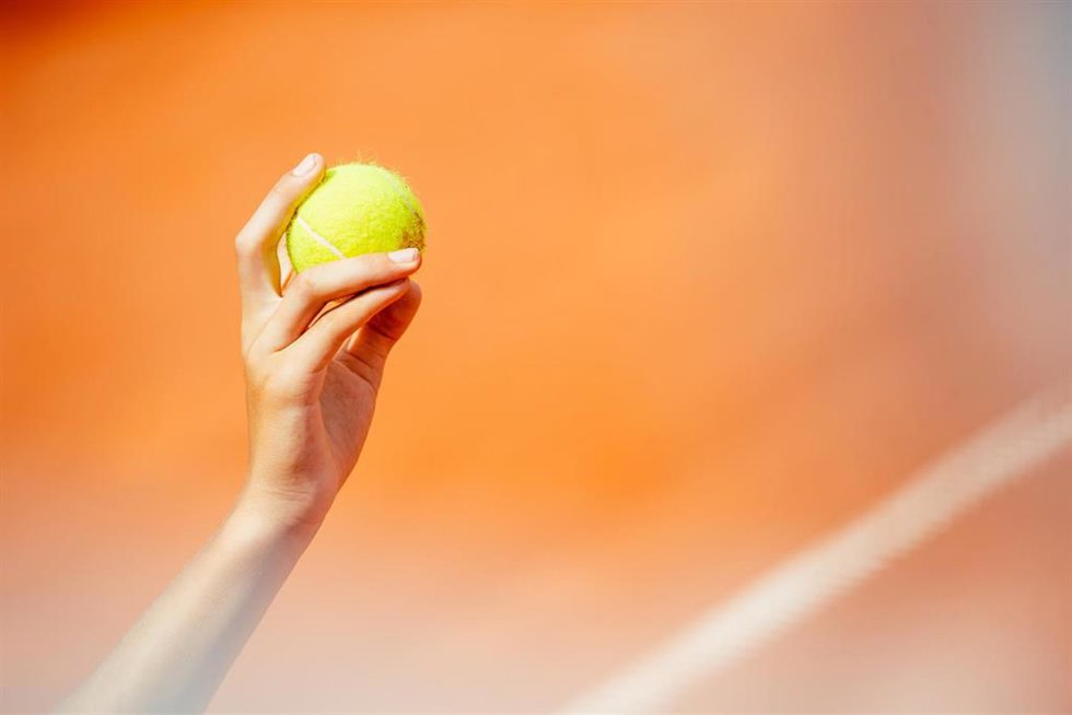 Archivo - Una pelota sujetada por un recogepelotas.