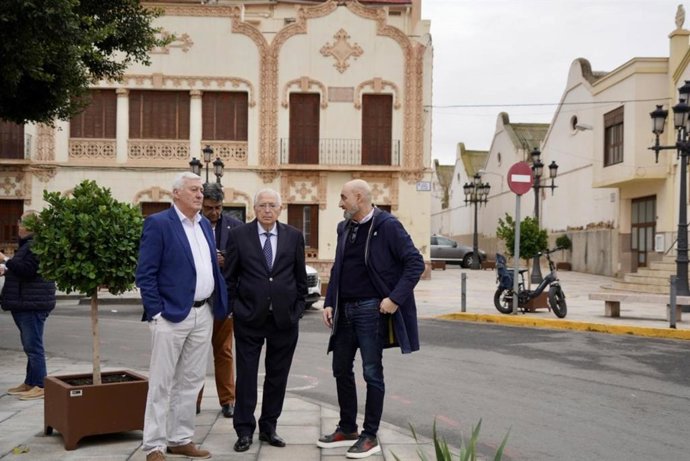 El presidente de la Ciuda Autónoma de Melilla, Juan José Imbroda, inaugurando este viernes una nueva plazoleta en Melilla