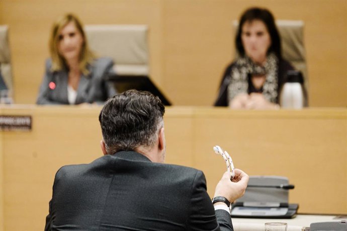 La exconsellera de Justicia i Interior de la Generalitat Valenciana Salomé Pradas, responde a las preguntas del diputado de ERC, Gabriel Rufián, quien muestra el fragmento de cuerda. 