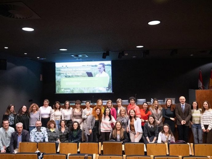 La consejera de Agricultura anima a emprendedores a impulsar proyectos para favorecer el desarrollo en el mundo rural