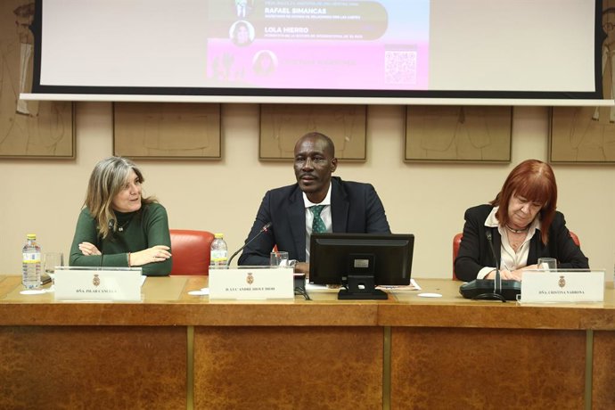 La portavoz adjunta del Grupo Parlamentario Socialista y diputada por Huesca, Begoña Nasarre, y el portavoz de Migraciones y diputado por Las Palmas, Luc André Diouf, durante la celebración de la jornada parlamentaria por el Día Internacional del Migrante