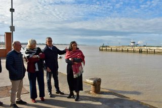 La delegada de la Junta de Andalucía en la provincia de Cádiz, Mercedes Colombo, en una visita al puerto de Bonanza en Sanlúcar de Barrameda.