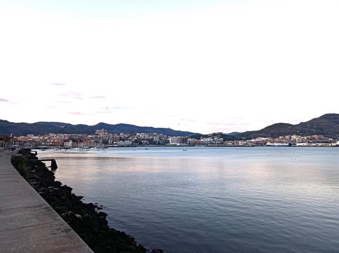 Jornada sin nubes en la costa vizcaína