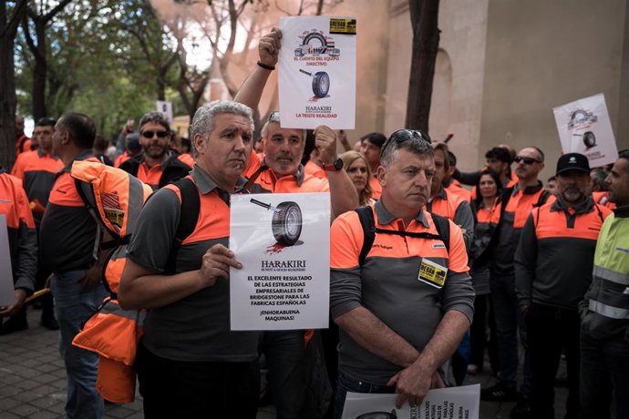 Archivo - Varios trabajadores de Bridgestone durante una concentración de protesta en Madrid  (archivo)