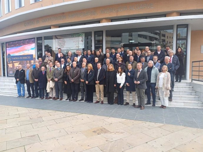 Minuto de silencio simbólico en la puerta de la FOE.