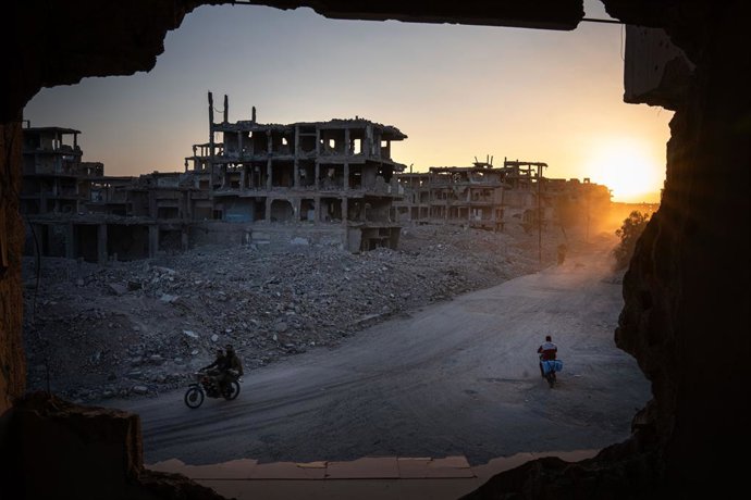 Archivo - Arquivo - 14 de março de 2025, Síria, Yarmouk: O sol se põe sobre o campo de refugiados palestinos de Yarmouk, devastado durante a guerra da Síria. Yarmouk costumava ser o maior campo de refugiados palestinos da Síria. Antes da guerra, cerca de 