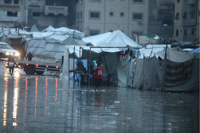 Una calle inundada en la ciudad de Gaza, en el norte de la Franja de Gaza, a causa de la tormenta polar 'Byron' (archivo)