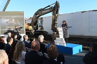 La ministra de Defensa, Margarita Robles, interviene durante el acto de derribo parcial de la muralla afectada por el proyecto 'Abrir Ferrol al mar', a 19 de diciembre de 2025.