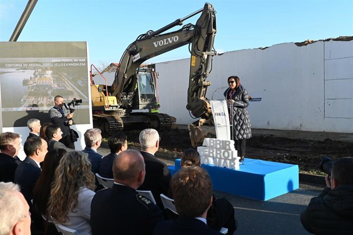 La ministra de Defensa, Margarita Robles, interviene durante el acto de derribo parcial de la muralla afectada por el proyecto 'Abrir Ferrol al mar', a 19 de diciembre de 2025.