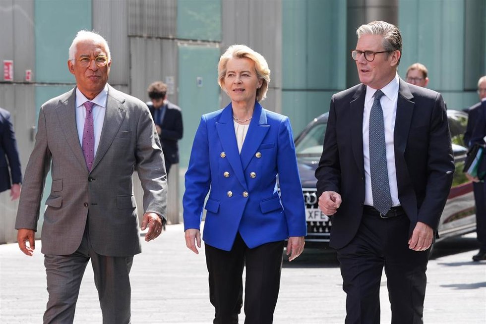 Archivo - El presidente del Consejo Europeo, António Costa, y la presidenta de la Comisión Europea, Ursula von der Leyen, junto al primer ministro de Reino Unido, Keir Starmer