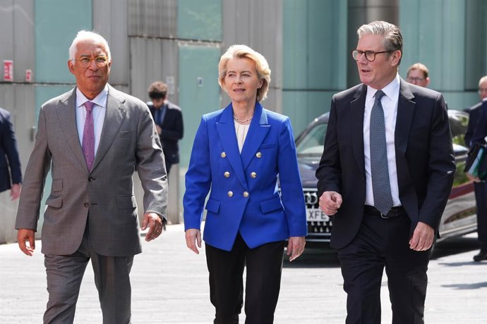 Archivo - 19 May 2025, United Kingdom, London: (L-R) European Council President Antonio Costa, European Commission President Ursula von der Leyen, and British Prime Minister Keir Starmer arrive for a visit to HMS Sutherland in central London, following th
