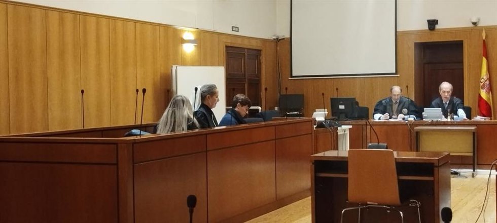 Las dos acusadas y su abogada en el banquillo de la Audiencia de Valladolid.