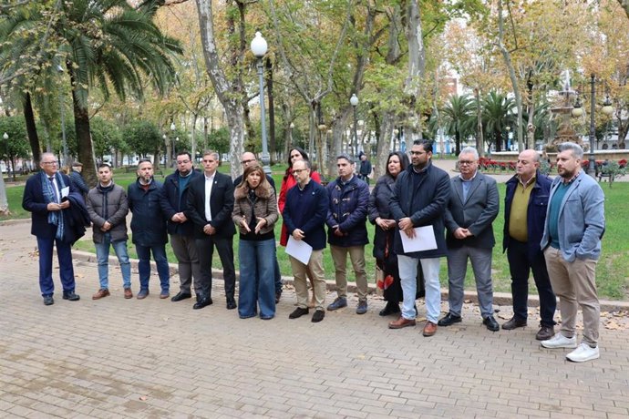 Lara y Ruiz (centro), con los alcaldes socialistas que han denunciado públicamente la situación de la Dependencia en la provincia de Córdoba.