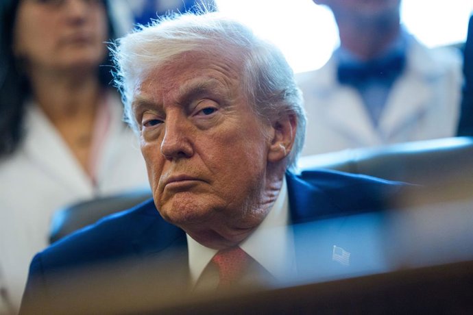 18 de dezembro de 2025, Washington, Distrito de Columbia, EUA: O presidente dos Estados Unidos, Donald J. Trump, faz comentários ao assinar uma ordem executiva para "reclassificar a maconha de uma substância controlada de primeira para terceira categoria 