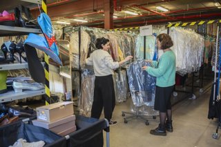 RTVE Cataluña dona cerca de 900 prendas de ropa a la Fundación Adra para apoyar a familias necesitadas