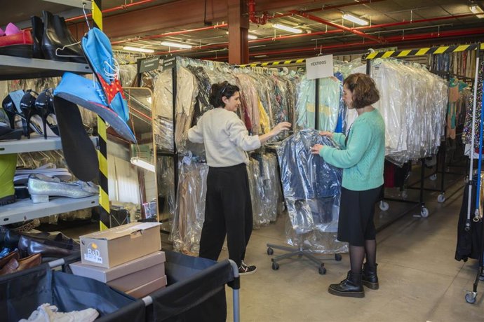 RTVE Cataluña dona cerca de 900 prendas de ropa a la Fundación Adra para apoyar a familias necesitadas