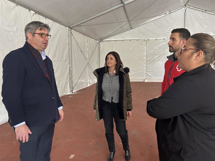 Visita a la carpa para temporeros en la caseta municipal de Puente Genil.