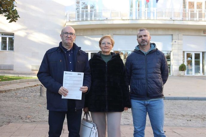 Manuel Anguita (i), junto a otros responsables socialistas, muestra la queja.